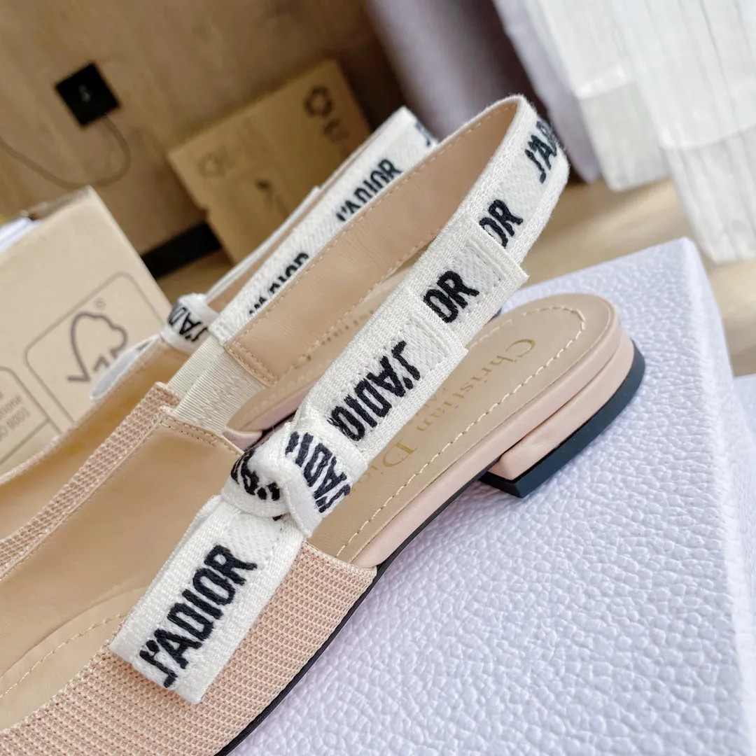 👟👟Ex-factory price 440👟👟 Developed one-to-one from the original version, 👠👠✨ ✨Dior’s popular sandals are new🔥 🔥 The same style as the most popular internet celebrities and celebrities of the year💁 💁. Imported fabric, lining and feet are made of calfskin lining🐑. Original molded heel, heel height 10Cm 6.5cm💘 Original molded metal outsole with five-pointed star LOGO mark✨. Original bow, 💅 Italian leather outsole. 👄💋 Full set of packaging (bags, cards, invoices, one-to-one wrapping paper) 34 40 41 customized